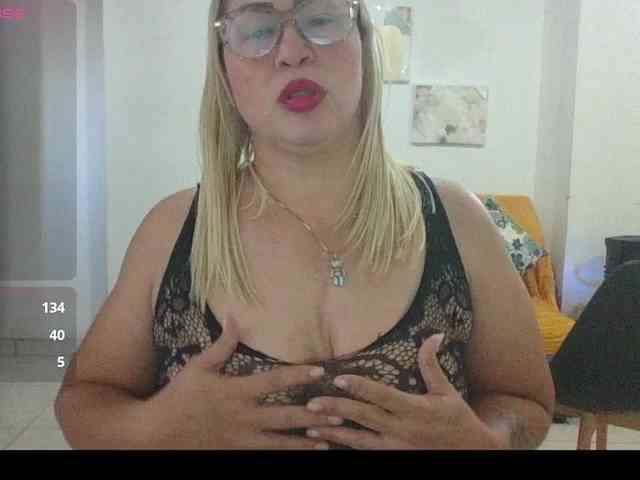 Hotmommyxxx webcam