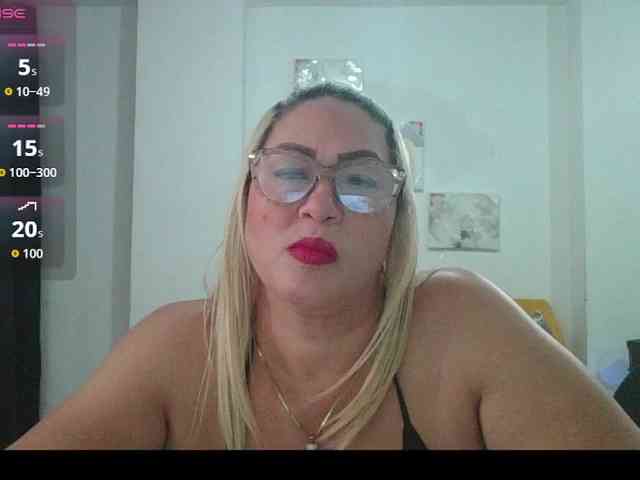 Hotmommyxxx webcam