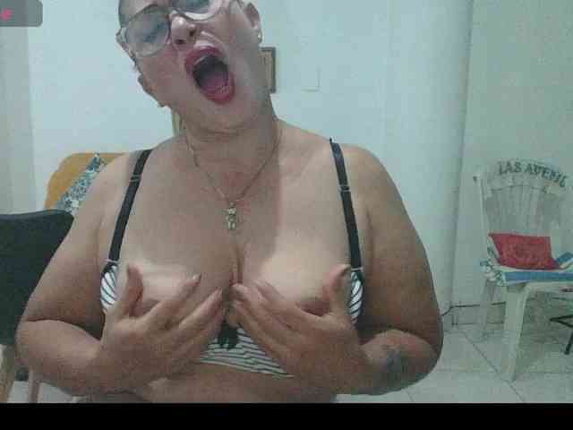 Hotmommyxxx webcam
