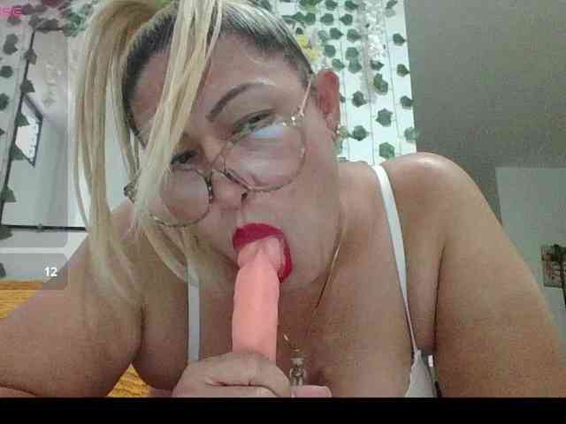 Hotmommyxxx webcam