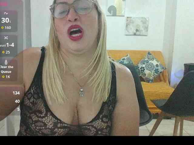 Hotmommyxxx webcam