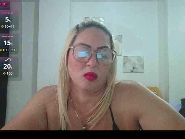 Hotmommyxxx webcam