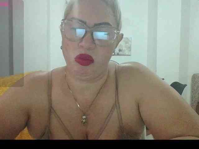 Hotmommyxxx webcam