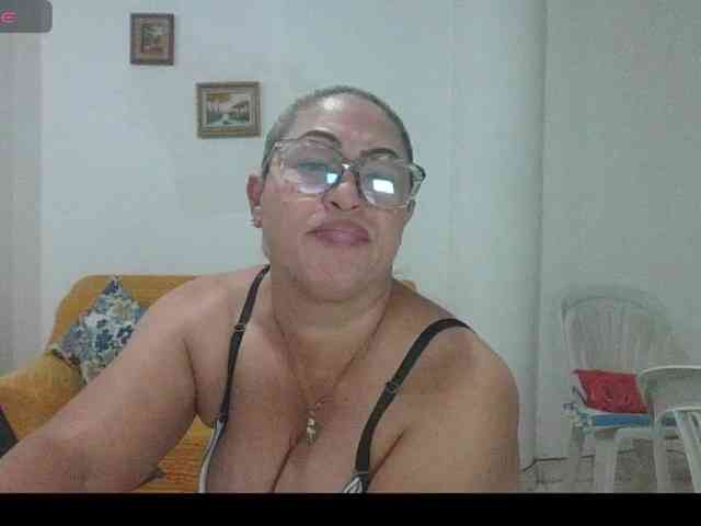 Hotmommyxxx webcam