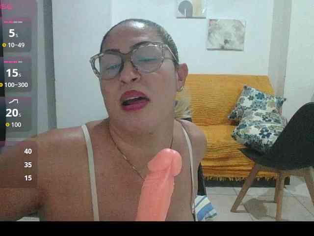 Hotmommyxxx webcam