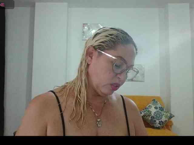 Hotmommyxxx webcam