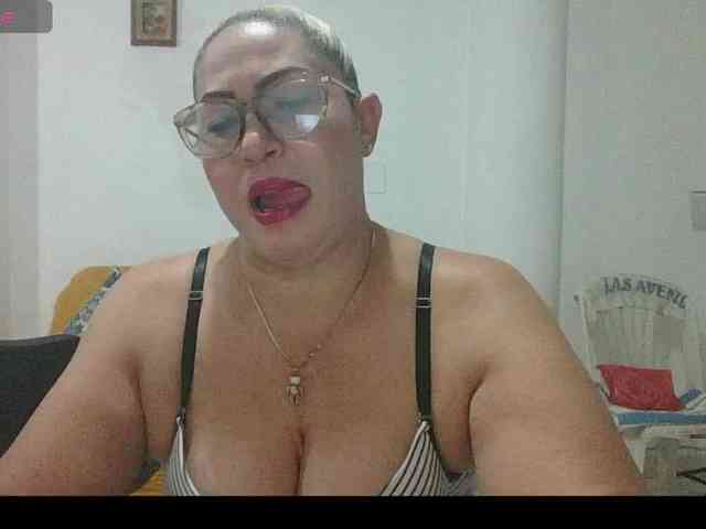 Hotmommyxxx webcam