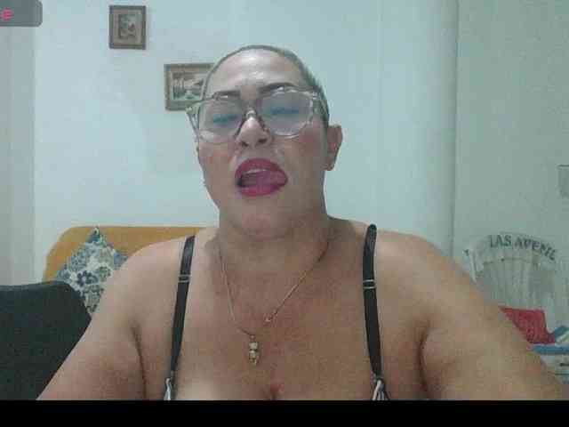 Hotmommyxxx webcam