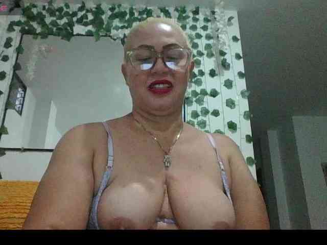 Model: Hotmommyxxx