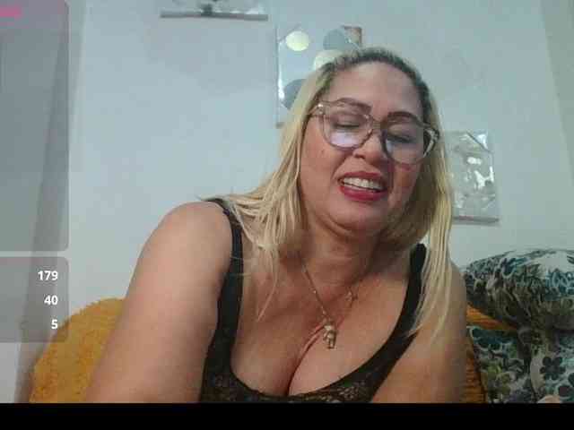 Hotmommyxxx webcam
