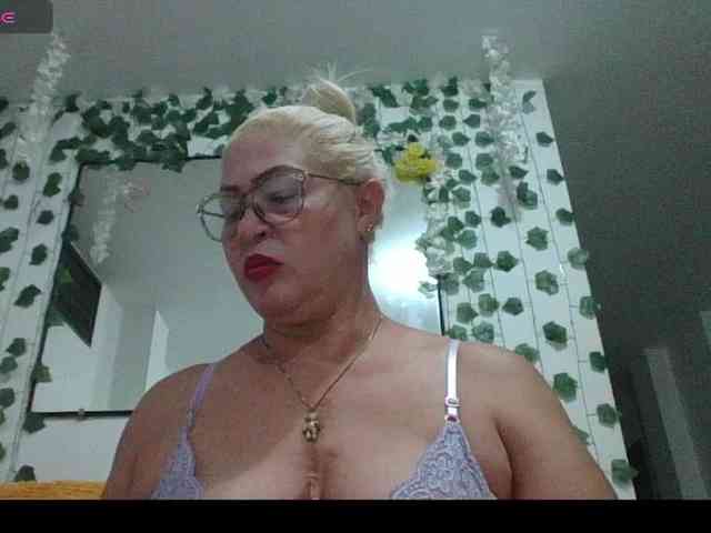 Hotmommyxxx webcam