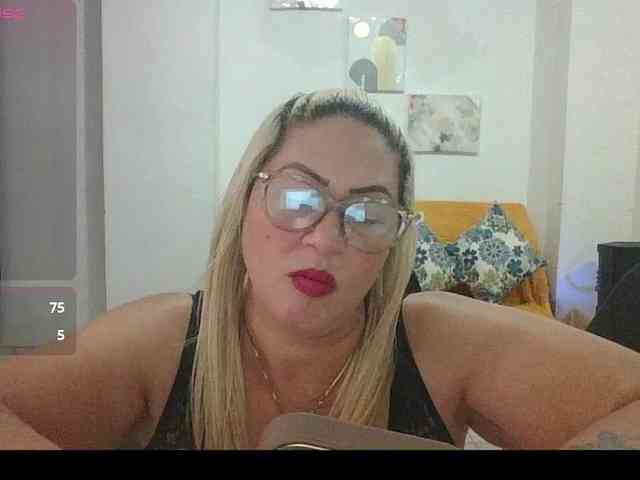 Hotmommyxxx webcam