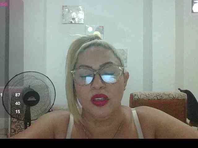 Hotmommyxxx webcam