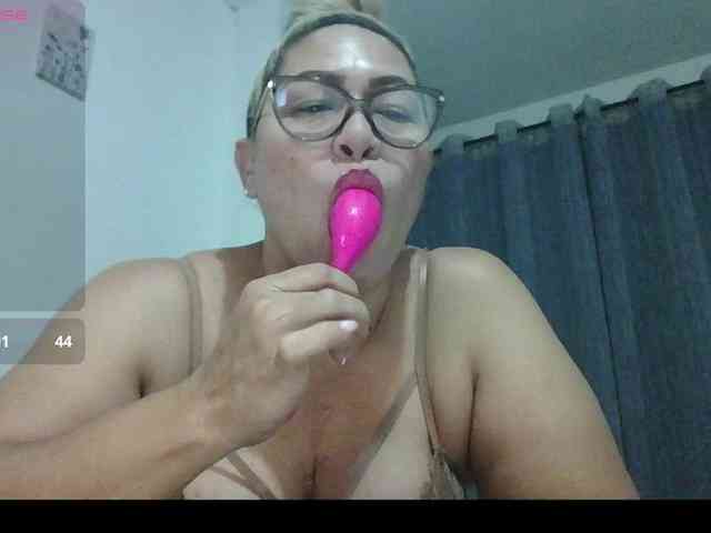 Hotmommyxxx webcam