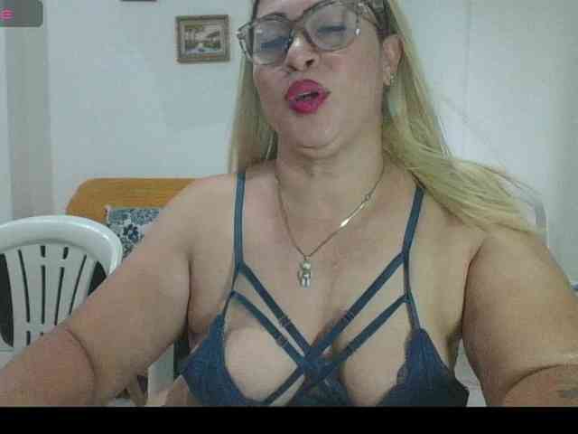 Hotmommyxxx webcam