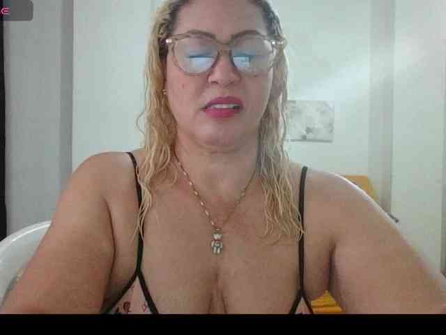 Hotmommyxxx webcam