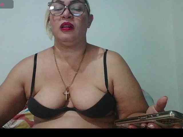 Hotmommyxxx webcam