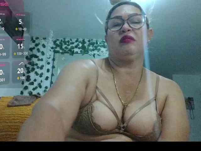 Hotmommyxxx webcam