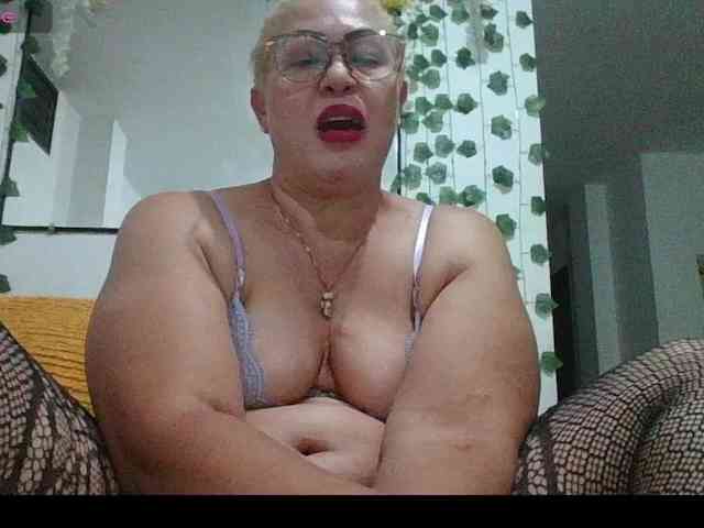 Hotmommyxxx webcam