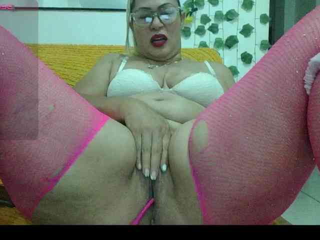 Hotmommyxxx webcam