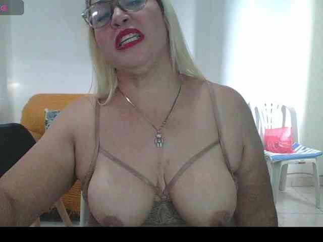 Hotmommyxxx webcam