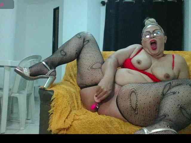 Hotmommyxxx webcam