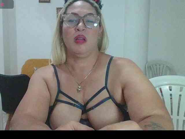 Hotmommyxxx webcam