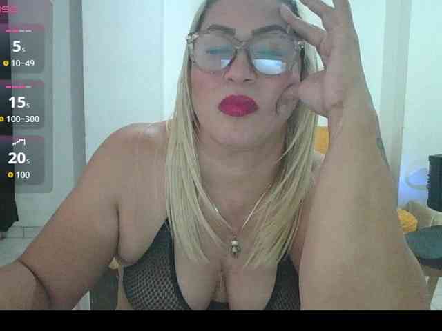 Hotmommyxxx Live Webcam on BongaCams