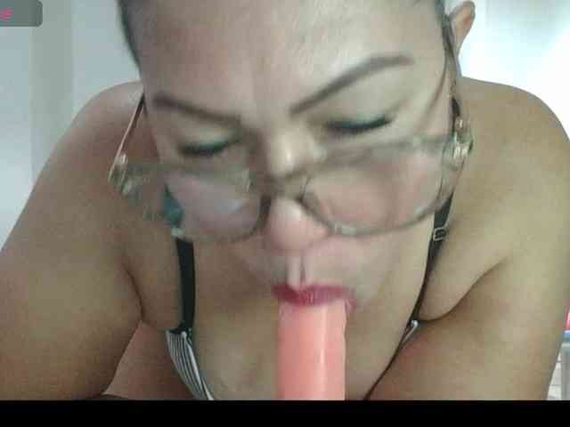 Hotmommyxxx webcam