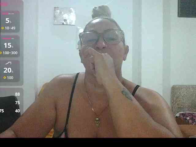 Hotmommyxxx webcam