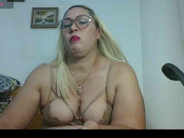 Hotmommyxxx webcam