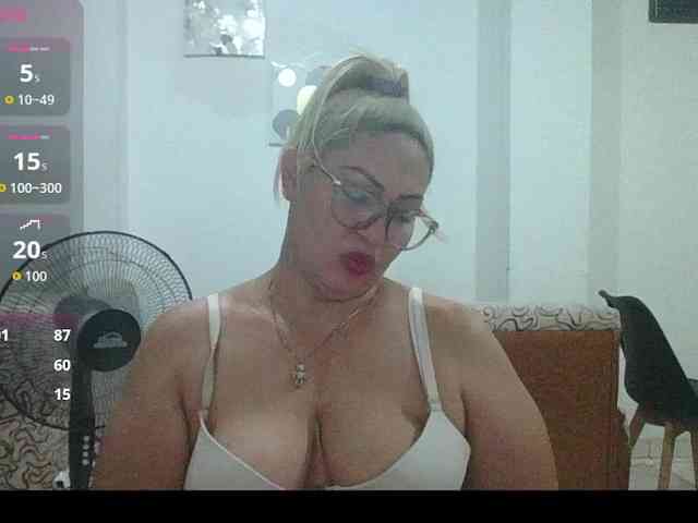 Hotmommyxxx webcam