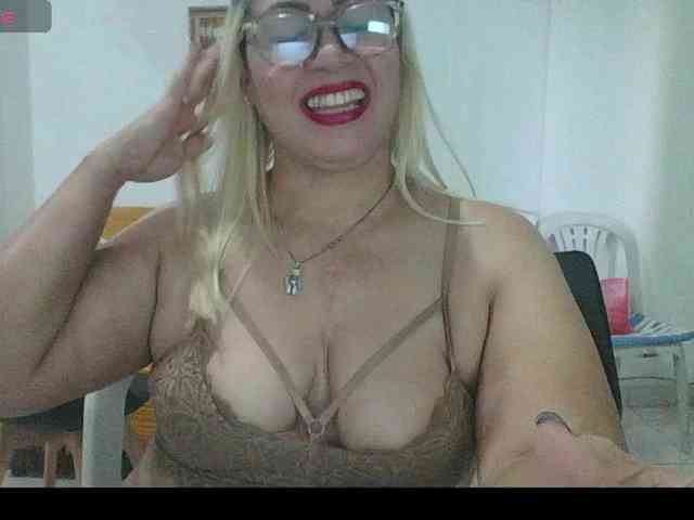 Hotmommyxxx webcam