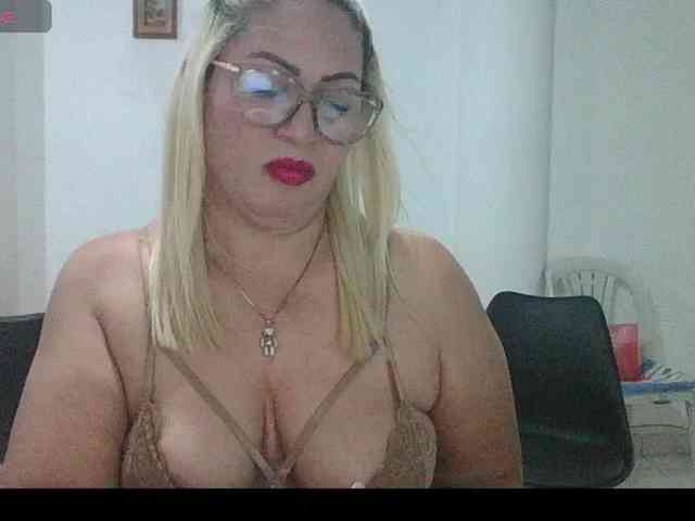 Hotmommyxxx webcam