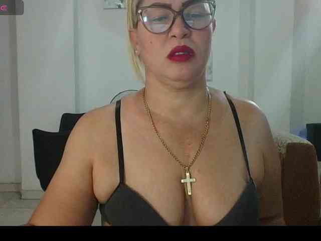 Hotmommyxxx webcam