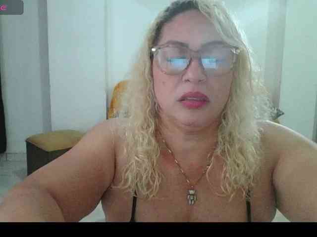 Hotmommyxxx webcam