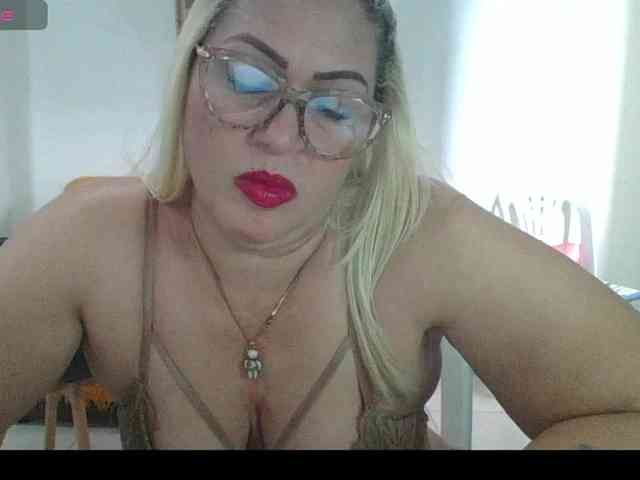 Hotmommyxxx webcam