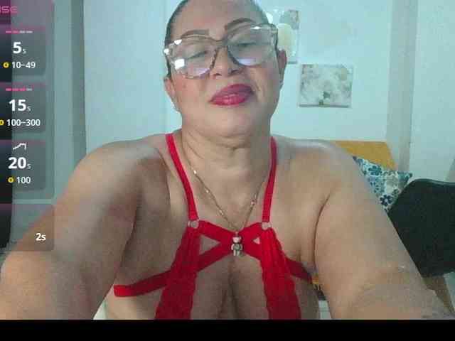Hotmommyxxx webcam