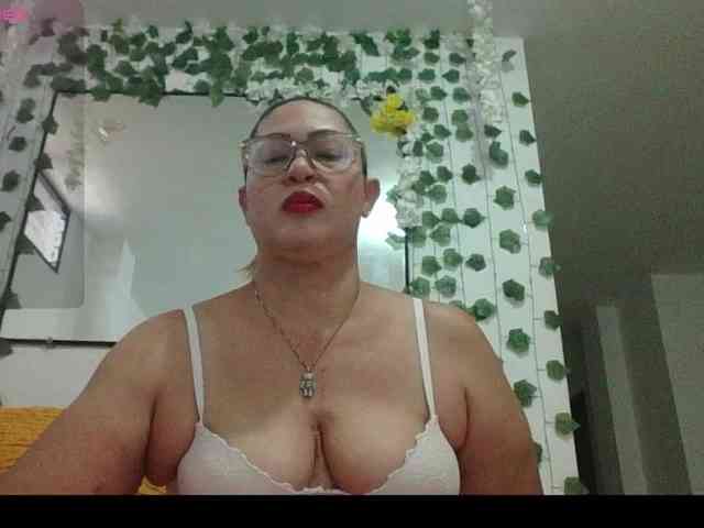 Hotmommyxxx webcam