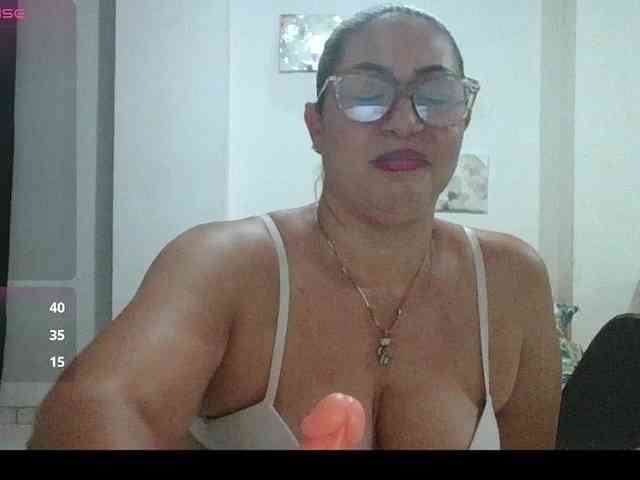 Hotmommyxxx webcam