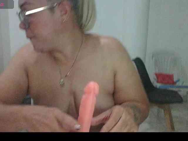 Hotmommyxxx webcam