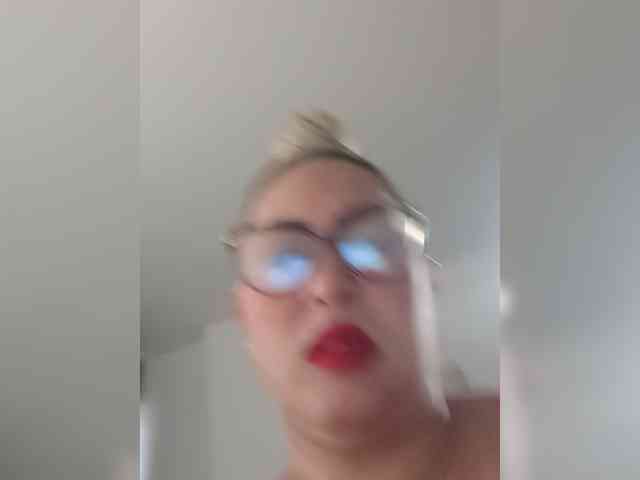 Hotmommyxxx webcam