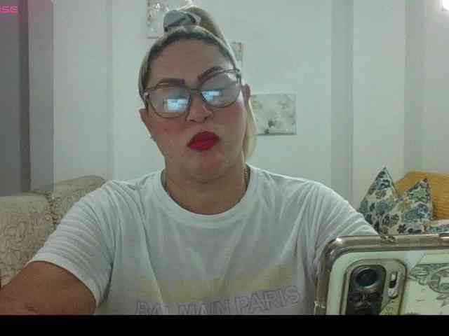 Hotmommyxxx webcam