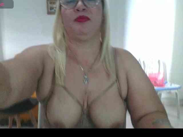 Hotmommyxxx webcam