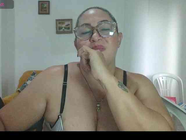 Hotmommyxxx webcam