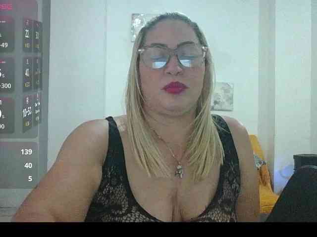 Hotmommyxxx webcam