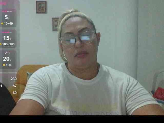 Hotmommyxxx webcam