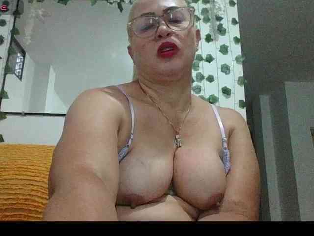 Hotmommyxxx webcam