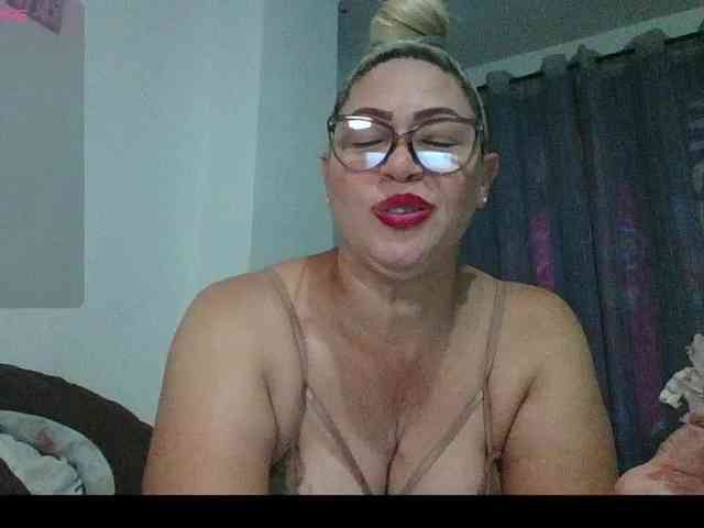 Hotmommyxxx webcam