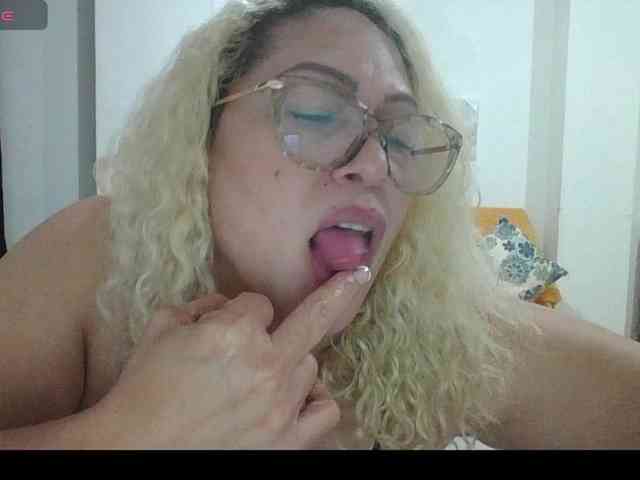 Hotmommyxxx webcam